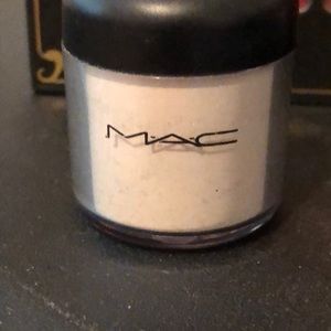Mac frozen white pigment
